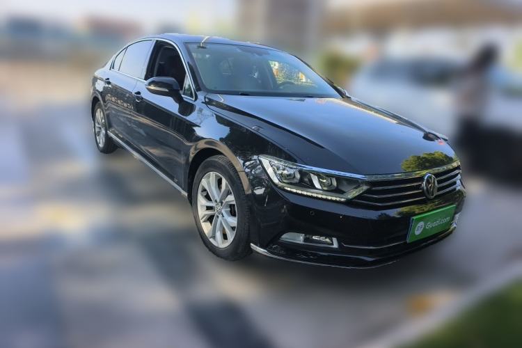 Used Volkswagen Magotan 2018 330TSI DSG Luxury Model Front Right 45 Deg