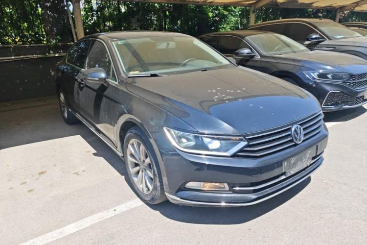 Used Volkswagen Magotan 2018 330TSI DSG Advanced Model Front Right 45 Deg