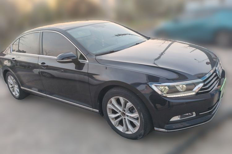 Used Volkswagen Magotan 2018 330TSI DSG Luxury Model Front Right 45 Deg