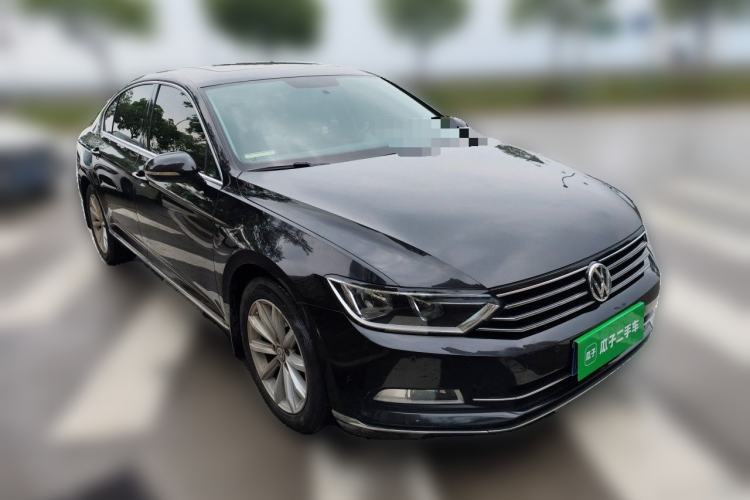 Used Volkswagen Magotan 2018 330TSI DSG Advanced Model Front Right 45 Deg