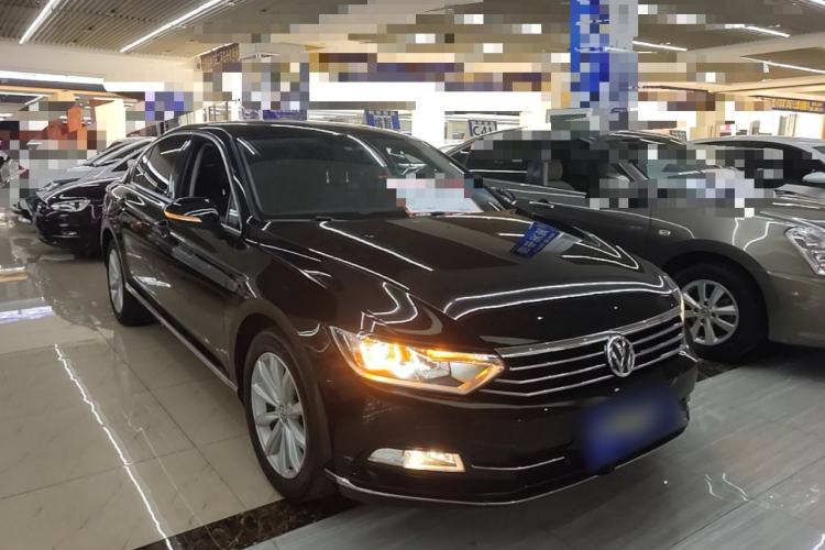 Used Volkswagen Magotan 2018 330TSI DSG Advanced Model Front Right 45 Deg