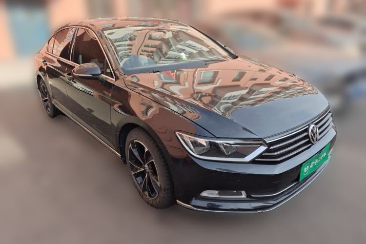 Used Volkswagen Magotan 2018 330TSI DSG Advanced Model Front Right 45 Deg