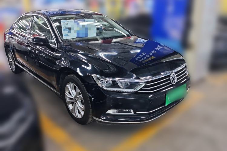 Used Volkswagen Magotan 2018 Facelift 330TSI DSG Luxury Model Front Right 45 Deg