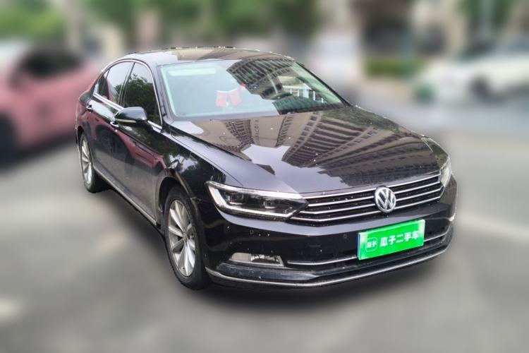 Used Volkswagen Magotan 2018 330TSI DSG Advanced Model Front Right 45 Deg