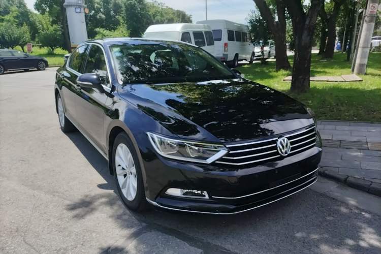 Used Volkswagen Magotan 2018 330TSI DSG Advanced Model Front Right 45 Deg