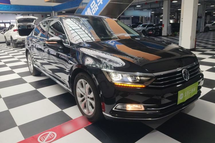 Used Volkswagen Magotan 2018 Facelift 330TSI DSG Luxury Model Front Right 45 Deg