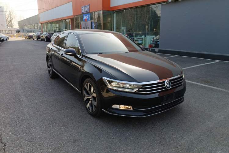 Used Volkswagen Magotan 2018 380TSI DSG Prestige Model Front Right 45 Deg