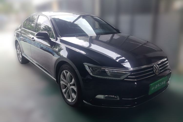 Used Volkswagen Magotan 2018 Facelift 330TSI DSG Luxury Model Front Right 45 Deg