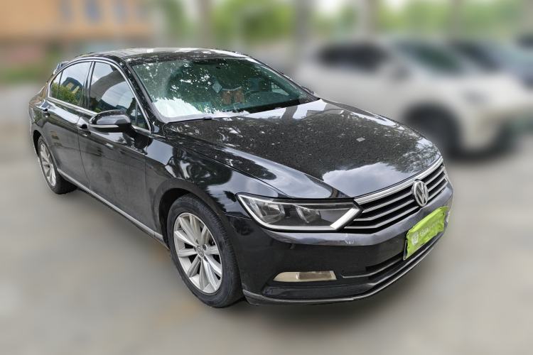 Used Volkswagen Magotan 2018 330TSI DSG Advanced Model Front Right 45 Deg