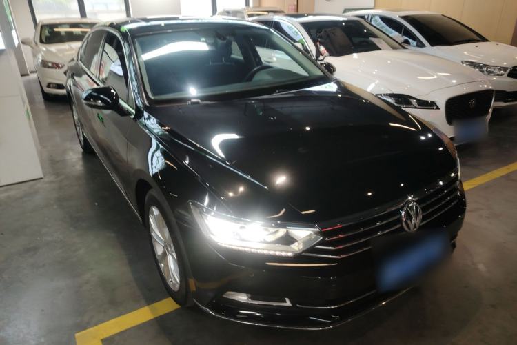 Used Volkswagen Magotan 2018 330TSI DSG Luxury Model Front Right 45 Deg