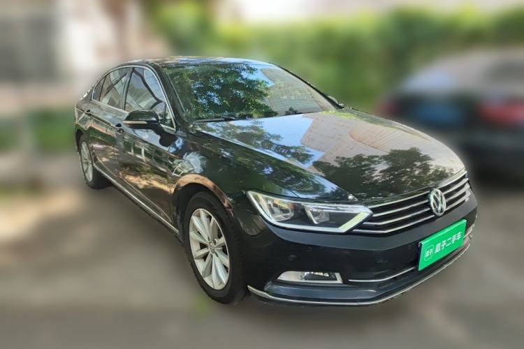 Used Volkswagen Magotan 2018 330TSI DSG Advanced Model Front Right 45 Deg