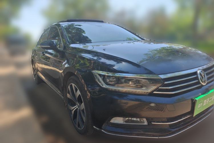 Used Volkswagen Magotan 2018 330TSI DSG Luxury Model Front Right 45 Deg