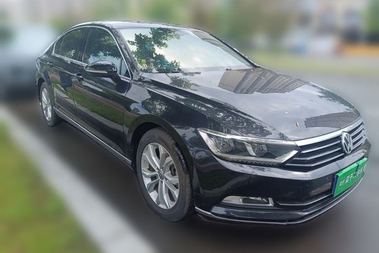 Used Volkswagen Magotan 2018 Facelift 330TSI DSG Luxury Model Front Right 45 Deg