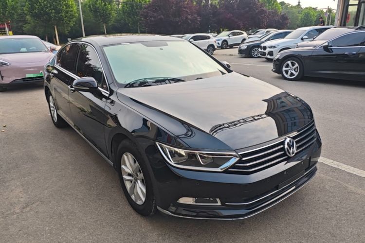 Used Volkswagen Magotan 2018 280TSI DSG Comfort Model Front Right 45 Deg
