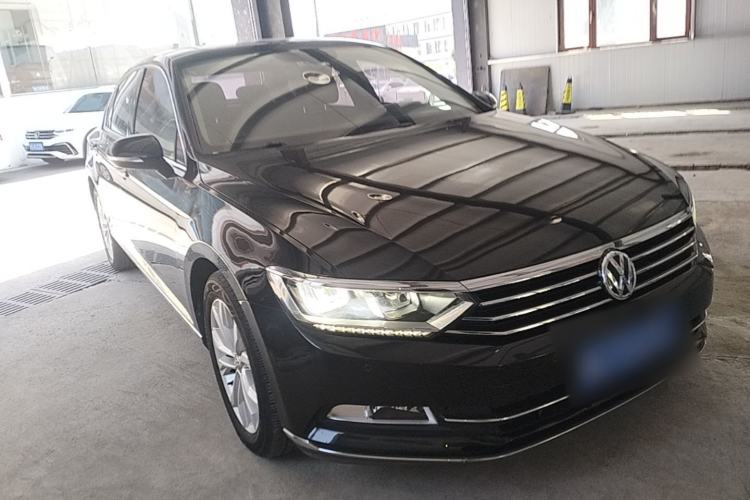 Used Volkswagen Magotan 2018 Facelift 330TSI DSG Luxury Model Front Right 45 Deg