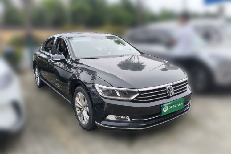 Used Volkswagen Magotan 2018 Facelift 330TSI DSG Luxury Model Front Right 45 Deg