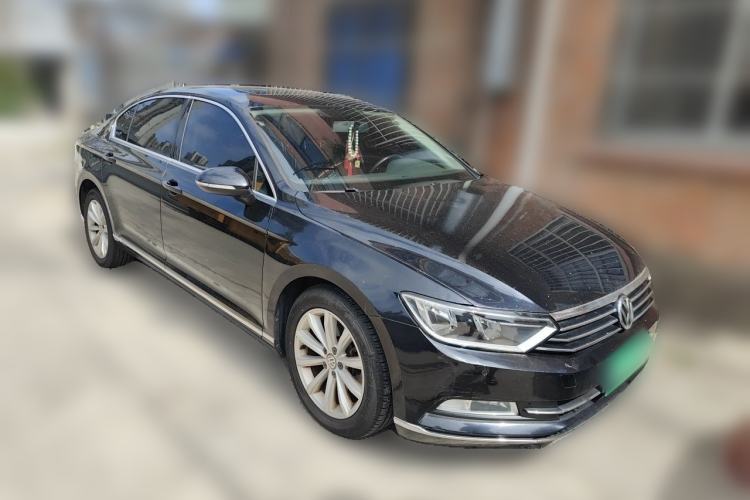 Used Volkswagen Magotan 2018 330TSI DSG Advanced Model Front Right 45 Deg