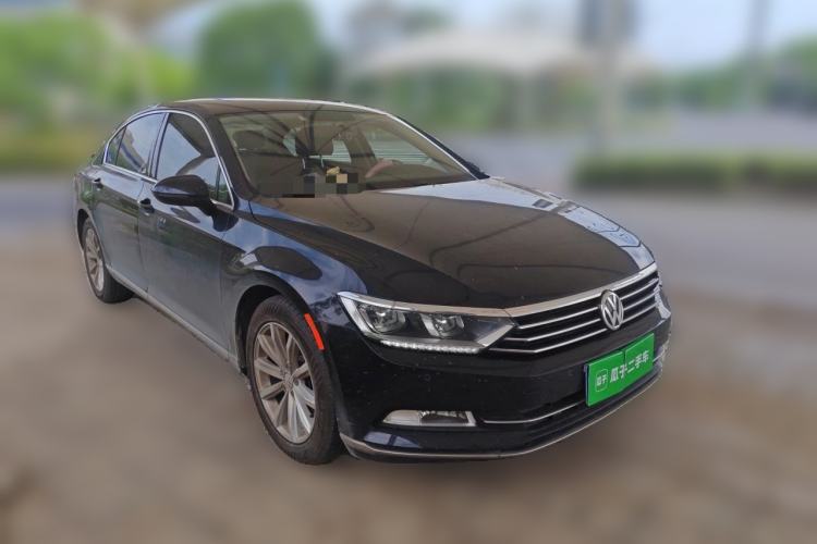 Used Volkswagen Magotan 2018 330TSI DSG Advanced Model Front Right 45 Deg