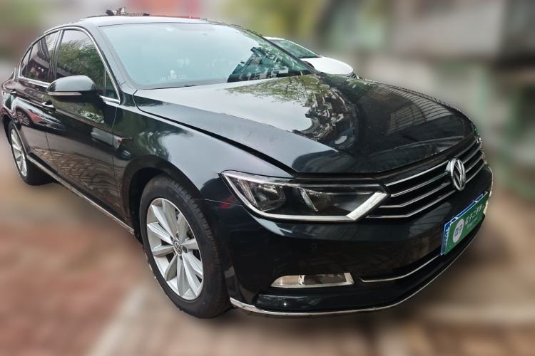 Used Volkswagen Magotan 2018 330TSI DSG Advanced Model Front Right 45 Deg