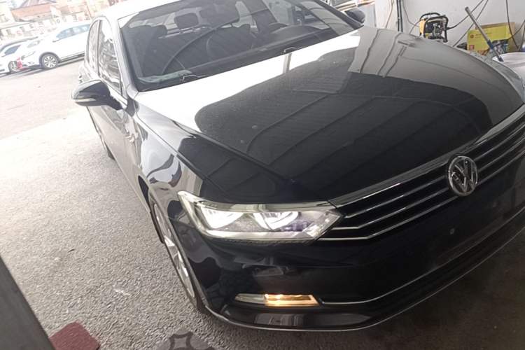 Used Volkswagen Magotan 2018 330TSI DSG Luxury Model Front Right 45 Deg