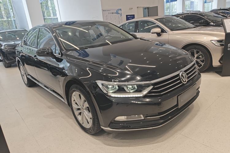 Used Volkswagen Magotan 2018 330TSI DSG Luxury Model Front Right 45 Deg