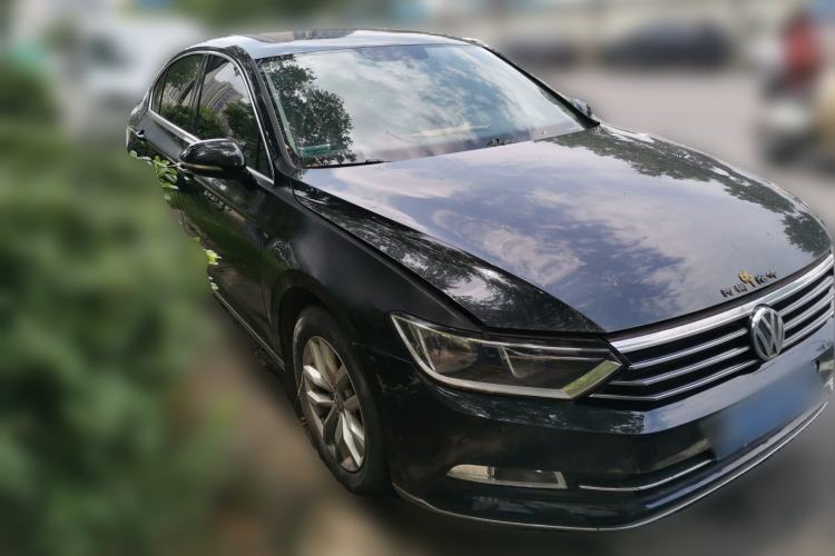Used Volkswagen Magotan 2018 280TSI DSG Comfort Model Front Right 45 Deg