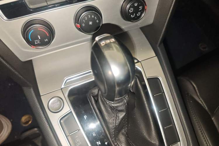 Used Volkswagen Magotan 2018 280TSI DSG Comfort Model Gear Lever
