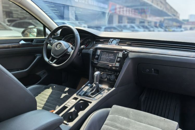 Used Volkswagen Magotan 2018 330TSI DSG Luxury Model Interior 1