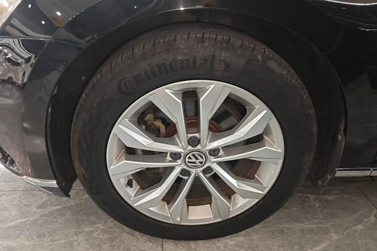 Used Volkswagen Magotan 2018 Facelift 330TSI DSG Luxury Model Left Front Wheel Hub