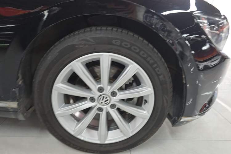 Used Volkswagen Magotan 2018 330TSI DSG Advanced Model Left Front Wheel Hub