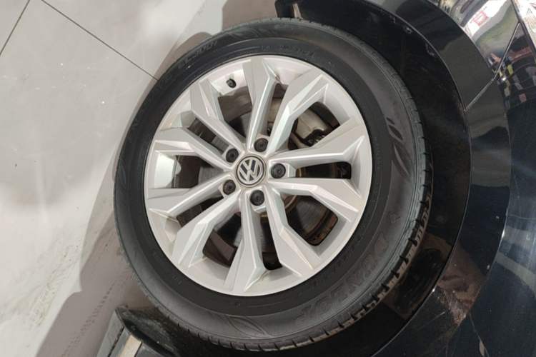 Used Volkswagen Magotan 2018 Facelift 330TSI DSG Luxury Model Left Front Wheel Hub