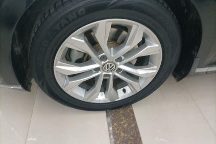 Used Volkswagen Magotan 2018 Facelift 330TSI DSG Luxury Model Left Front Wheel Hub