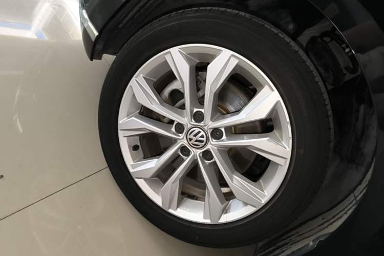 Used Volkswagen Magotan 2018 Facelift 330TSI DSG Luxury Model Left Front Wheel Hub