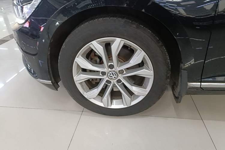 Used Volkswagen Magotan 2018 Facelift 330TSI DSG Luxury Model Left Front Wheel Hub