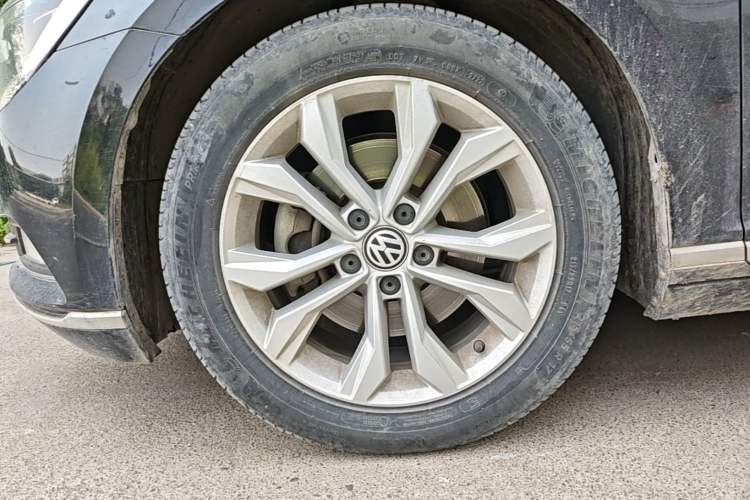 Used Volkswagen Magotan 2018 Facelift 330TSI DSG Luxury Model Left Front Wheel Hub