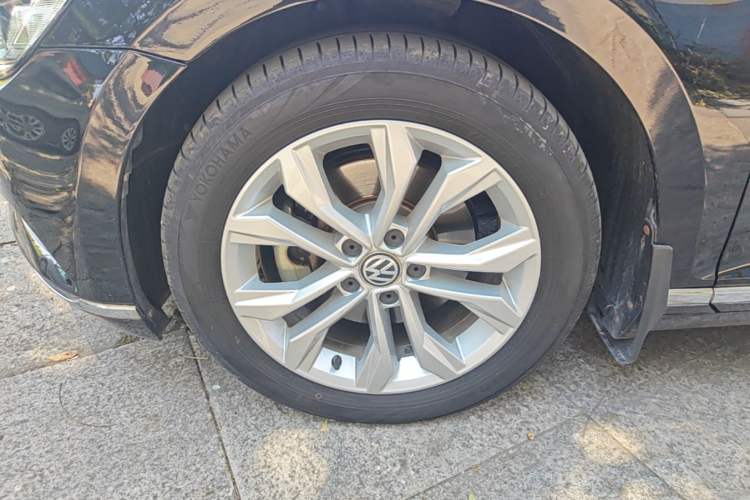 Used Volkswagen Magotan 2018 Facelift 330TSI DSG Luxury Model Left Front Wheel Hub