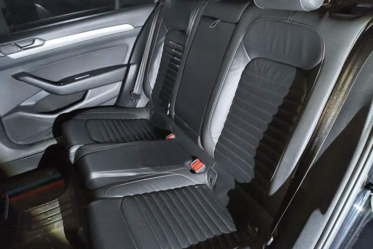 Used Volkswagen Magotan 2018 280TSI DSG Comfort Model Left Rear Seat