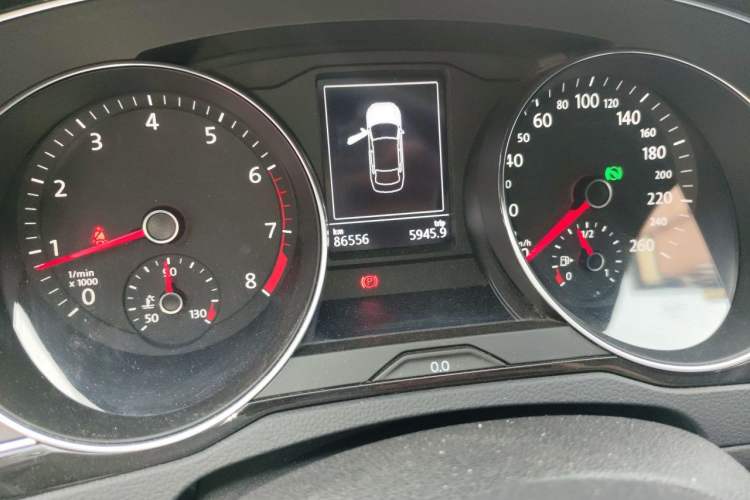 Used Volkswagen Magotan 2018 Facelift 330TSI DSG Luxury Model Odometer Close Up