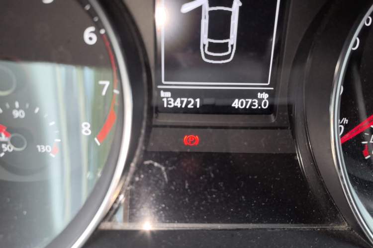 Used Volkswagen Magotan 2018 330TSI DSG Luxury Model Odometer Close Up