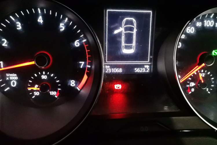 Used Volkswagen Magotan 2018 330TSI DSG Luxury Model Odometer Close Up