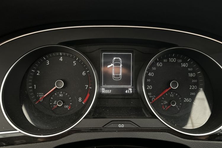 Used Volkswagen Magotan 2018 330TSI DSG Luxury Model Odometer Close Up