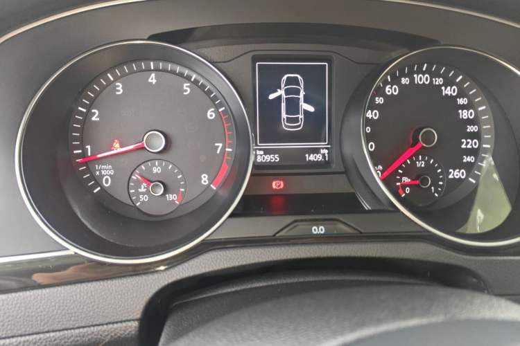 Used Volkswagen Magotan 2018 Facelift 330TSI DSG Luxury Model Odometer Close Up
