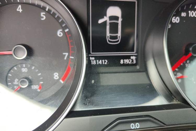 Used Volkswagen Magotan 2018 330TSI DSG Luxury Model Odometer Close Up