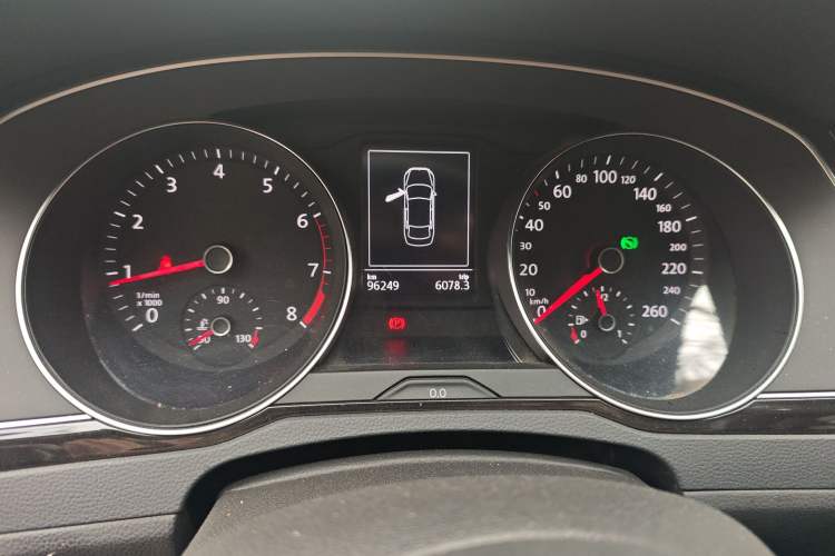 Used Volkswagen Magotan 2018 330TSI DSG Luxury Model Odometer Close Up
