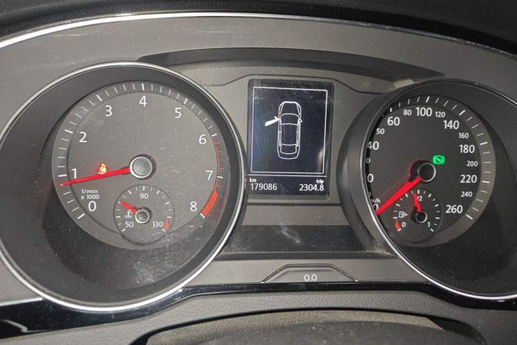 Used Volkswagen Magotan 2018 330TSI DSG Advanced Model Odometer Close Up