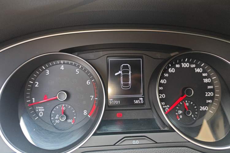 Used Volkswagen Magotan 2018 280TSI DSG Comfort Model Odometer Close Up