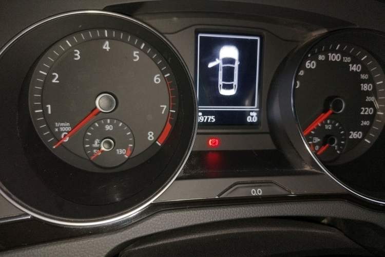 Used Volkswagen Magotan 2018 330TSI DSG Luxury Model Odometer Close Up