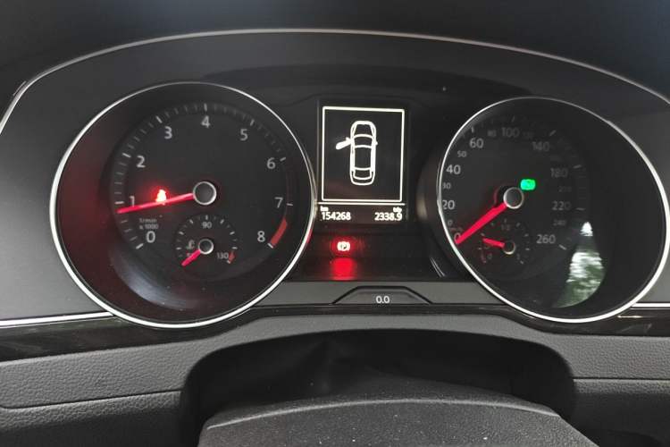 Used Volkswagen Magotan 2018 330TSI DSG Luxury Model Odometer Close Up