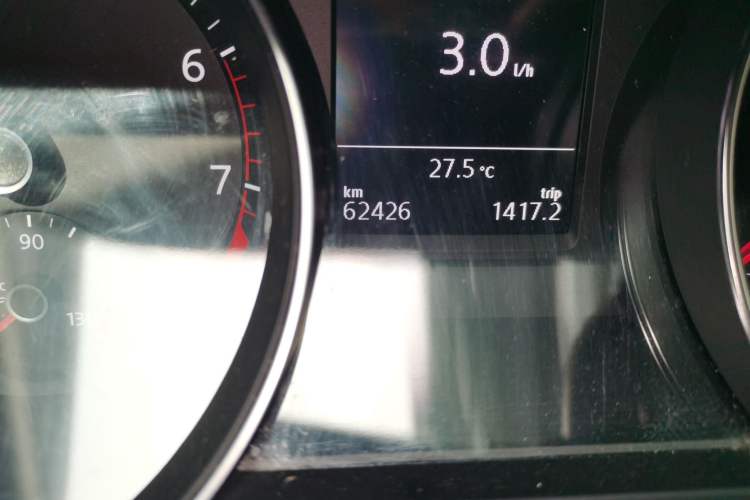 Used Volkswagen Magotan 2018 330TSI DSG Advanced Model Odometer Close Up