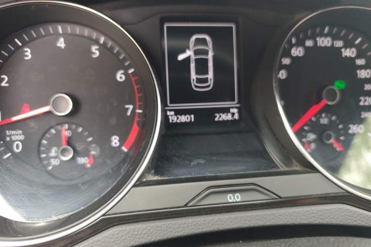 Used Volkswagen Magotan 2018 330TSI DSG Advanced Model Odometer Close Up